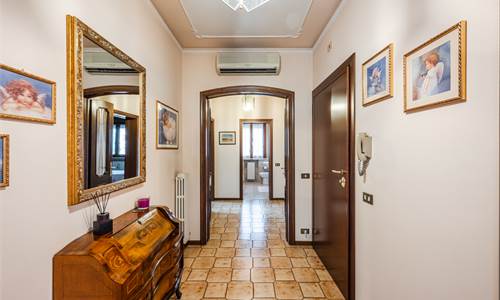 APPARTAMENTO CON GIARDINO PRIVATO IN VILLETTA BIFAMILIARE