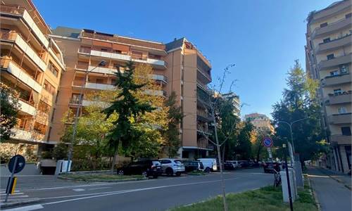 ZONA SANT'AGNESE, LUMINOSISSIMO, DUE CAMERE, DUE BAGNI E GRANDE GARAGE LIBERO SUBITO